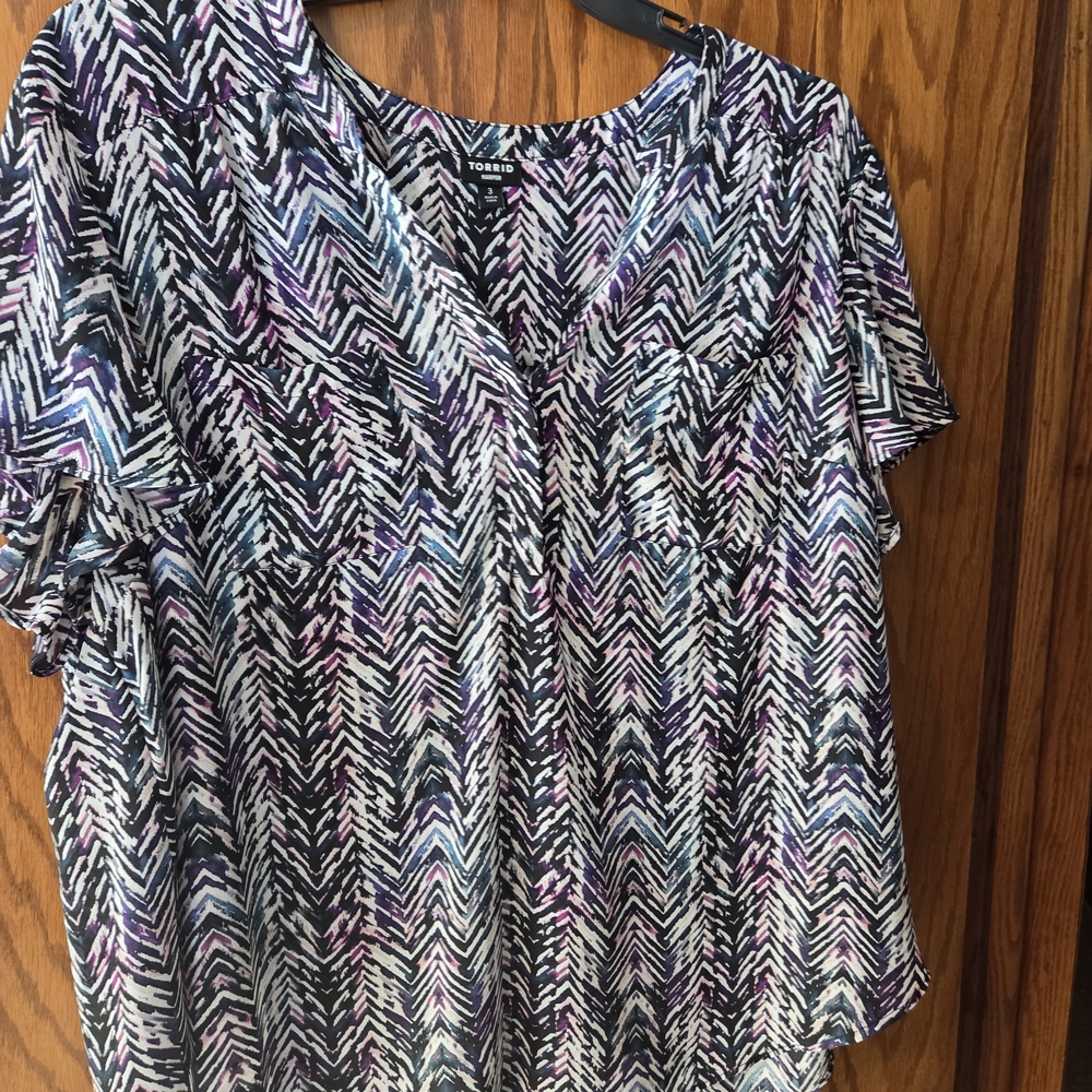 Torrid Printed V-Neck Short Sleeve Top in Black & Purple